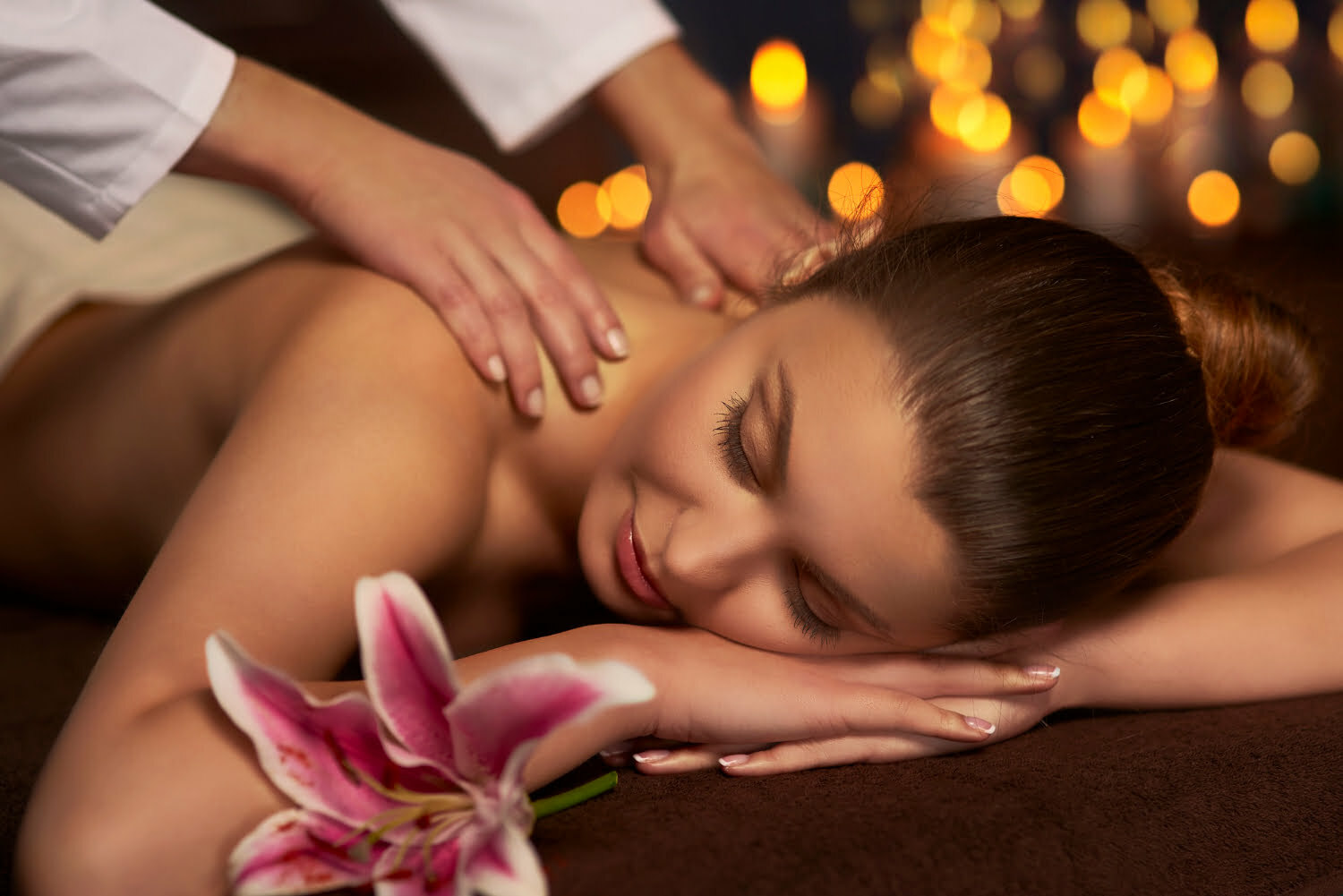 Aromaterapi masajı için rahatlatıcı spa atmosferi